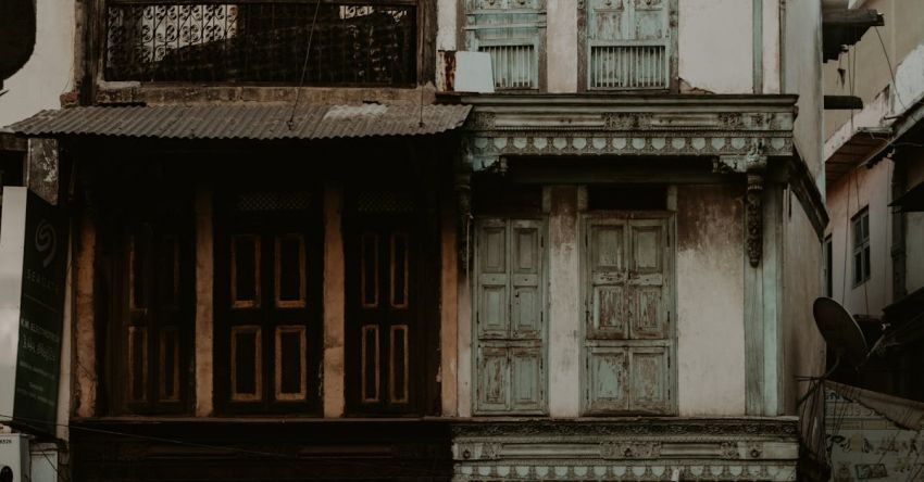 Antebellum Architecture - A building with a balcony and windows on the side
